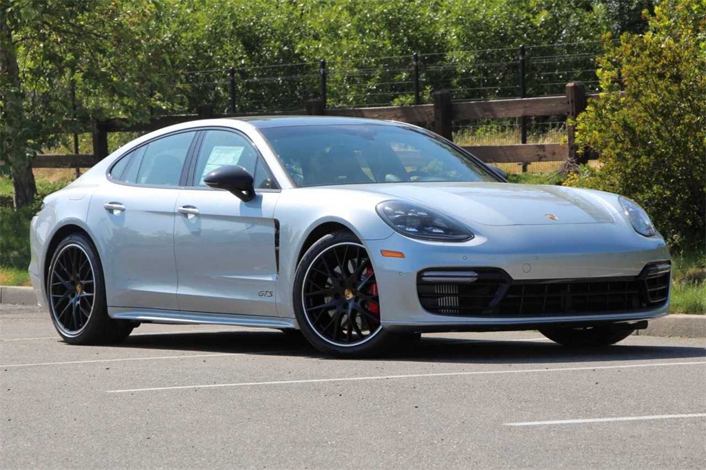 Porsche Panamera 2020 сбоку